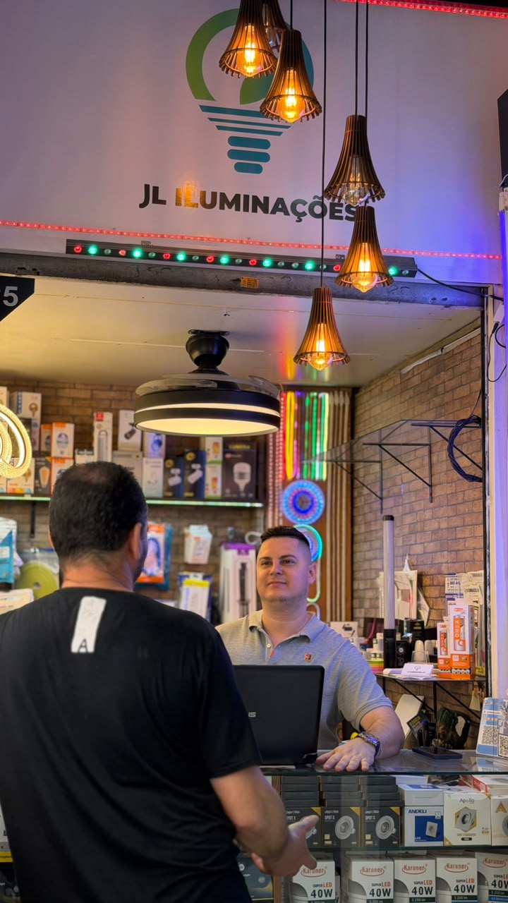 Atendimento no balcão da JL Iluminações